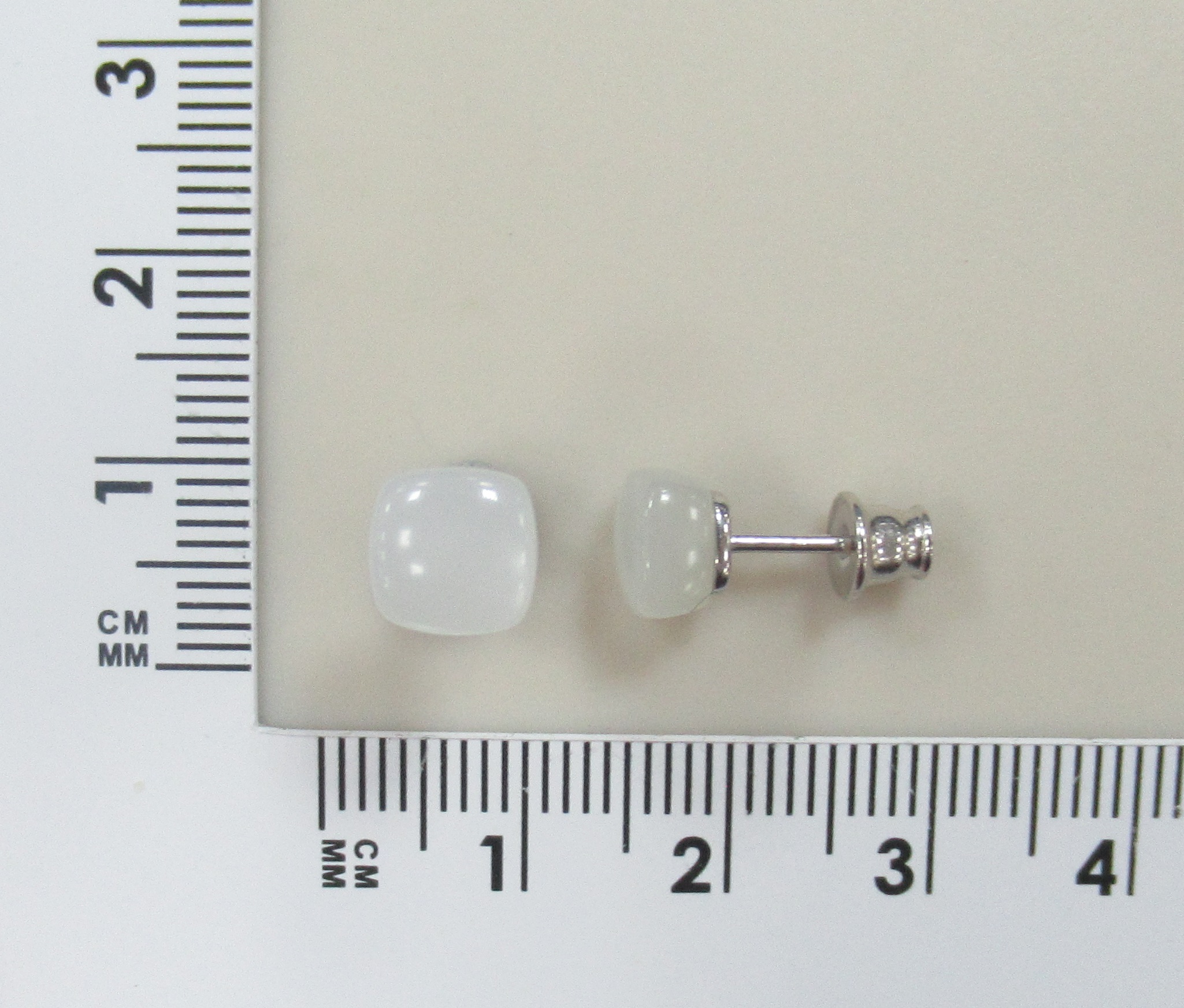 Серебряные серьги-пусеты с лунными камнями